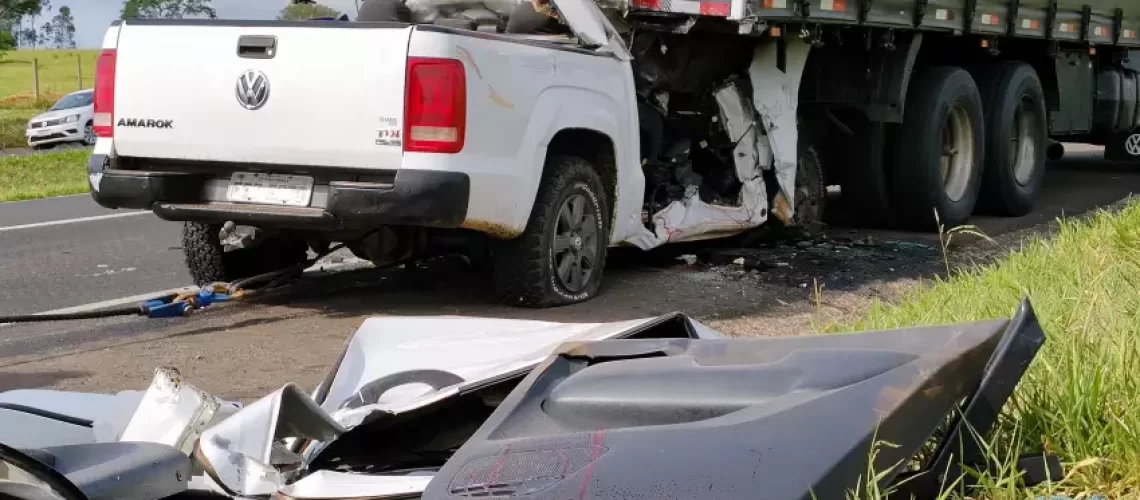 Tio e sobrinho morrem após caminhonete entrar na traseira de caminhão