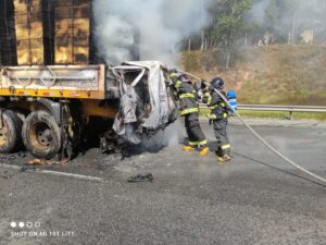 Motorista morre após acidente entre caminhões