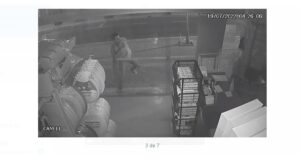 Ladrão quebra vitrine de loja para cometer furto no centro