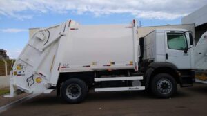 Pratânia conquista caminhão coletor e compactador para coleta de lixo