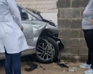 Motorista perde controle de veículo e atinge muro de creche em Botucatu