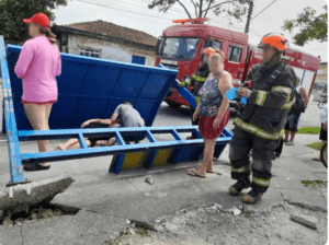 Ponto de ônibus cai sobre a cabeça de mulher no litoral de SP e vítima é hospitalizada