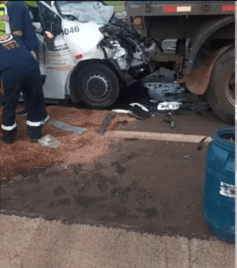 Veículo da Secretaria de Saúde de Sorocaba se envolve em acidente com caminhão em Barra Bonita; motorista morreu