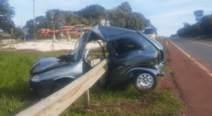 Duas pessoas ficam feridas após defensa metálica quase atravessar carro em colisão em rodovia de Itaí