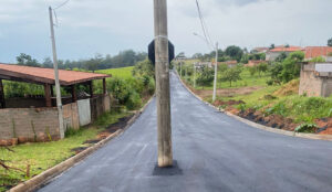 Bizarro: poste no meio da rua gera reclamação de moradores em Botucatu