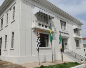 Vereadores cassados pelo STF continuam nos cargos em São Manuel