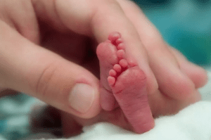 Morre bebê que ‘ressuscitou’ no próprio velório; médico fala em síndrome rara