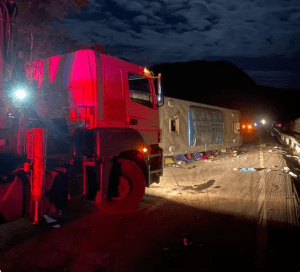 Acidente com ônibus deixa 4 mortos e 32 feridos na BR-116 em Minas Gerais