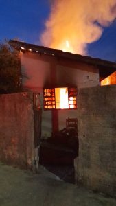 Incêndio atinge casa em Botucatu e Corpo de Bombeiros resgata coelho