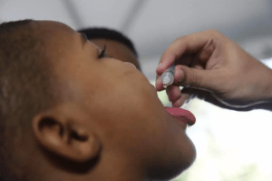 Vacinação contra poliomielite começa hoje em todo o estado