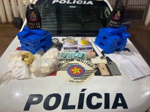 A equipe de Força Tática de Botucatu prende duas pessoas por tráfico de drogas e associação ao tráfico