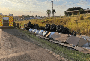 Motorista morre após capotagem de caminhão na Rodovia Washington Luís em Araraquara