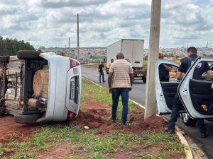 São Manuel: motorista perde controle de veículo e capota no Bela Vista