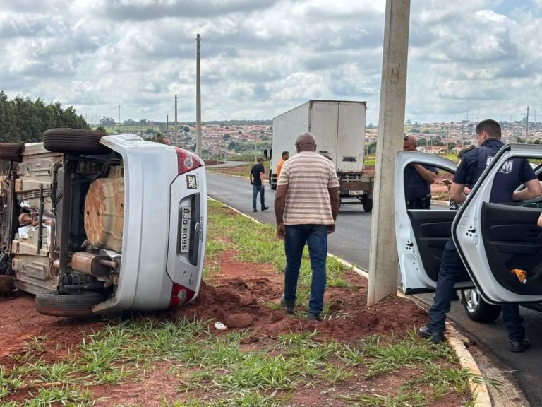 São Manuel: motorista perde controle de veículo e capota no Bela Vista