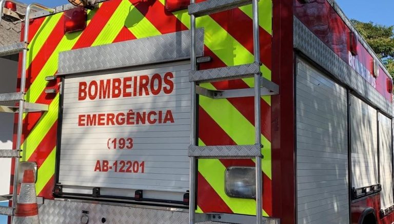 Incêndio destrói parte de salão de festas no Jardim Tropical em Botucatu