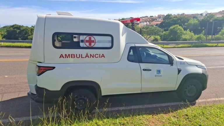 Pedestre é atropelada na rodovia por ambulância na região do Sesi em Botucatu