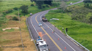 Acidente na Serra de Botucatu: van da Prefeitura e Corolla colidem na Marechal Rondon