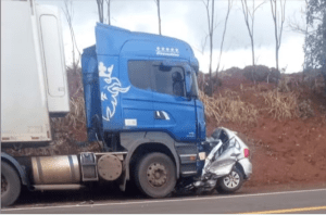 Carro é ‘engolido’ por caminhão em acidente que deixou dois mortos na SP-304 entre Jaú e Bariri