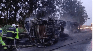 Carreta pega fogo após motorista perder controle e tombar veículo em rodovia; duas pessoas morreram