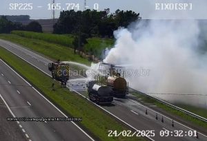 Caminhão carregado com frangos pega fogo na rodovia Jaú-Brotas