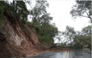 Motociclista fica ferido após deslizamento de terra em rodovia que liga Alambari a Itapetininga