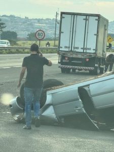 Carro capota após ser atingido por caminhão na Marechal Rondon, em Botucatu