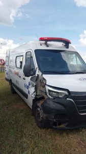 Colisão entre ambulância e carro na SP-255, em Pratânia