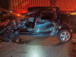 A caminhonete onde estavam as vítimas ficou destruída após o acidente
