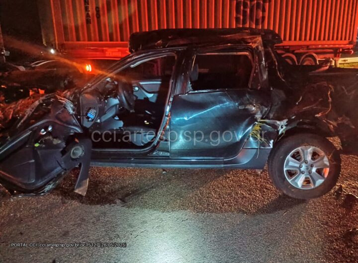 A caminhonete onde estavam as vítimas ficou destruída após o acidente