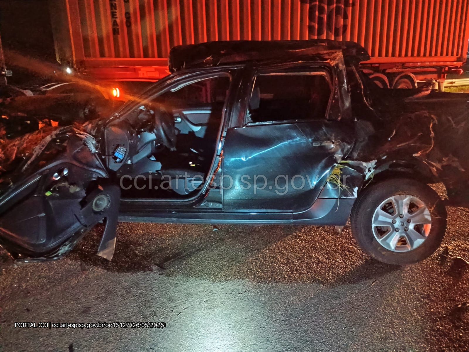 A caminhonete onde estavam as vítimas ficou destruída após o acidente