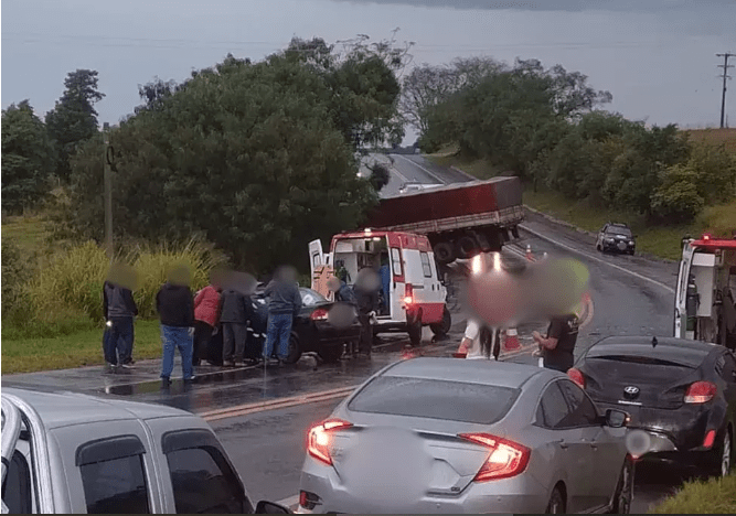 Batida entre carro e carreta deixa mortos em rodovia de Guareí (SP) (Foto: Reprodução)