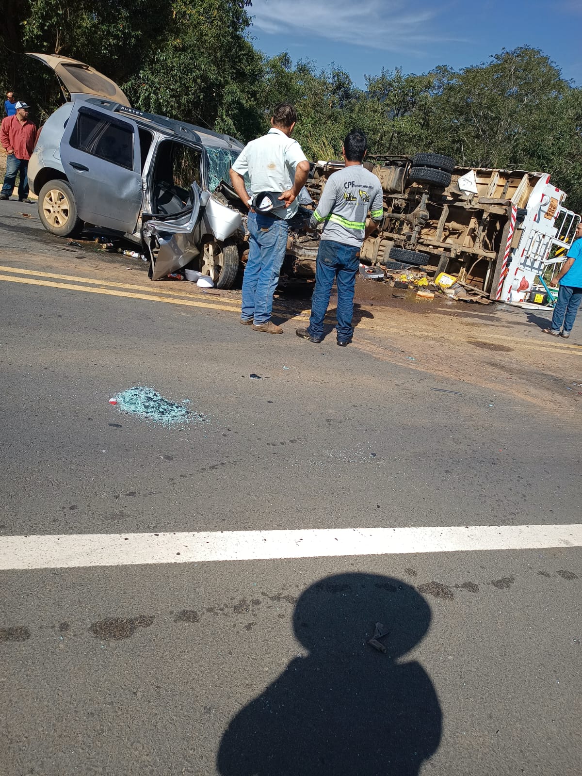 Acidente entre utilitário e caminhão-tanque mobiliza resgate na SP-147 em Bofete