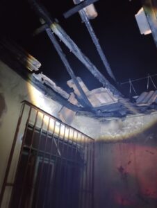 DEFESA CIVIL COM APOIO DO GRUPAMENTO DE BOMBEIROS COMBATE FOGO À RESIDÊNCIA NA VILA IPIRANGA 