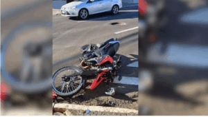 Motociclista perde braço ao bater contra poste durante ultrapassagem em Marília