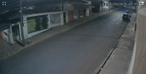 Motorista na contramão colide com carro estacionado e foge após acidente em Botucatu