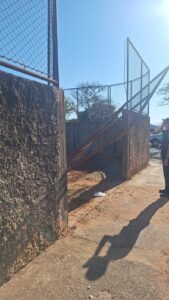 MOTORISTA EMBRIAGADO CAUSA ACIDENTE, DANIFICA PORTÃO DE ESCOLA E É PRESO EM SÃO MANUEL