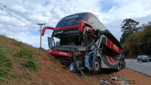 Acidente entre carro e ônibus de passageiros deixa mortos e feridos na Rodovia Raposo Tavares, em Itapetininga