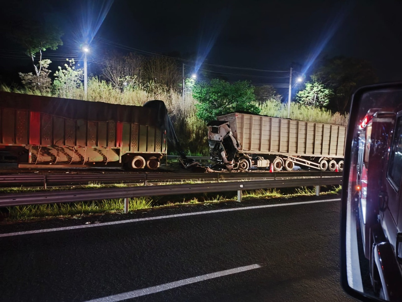 Caminhoneiro fica preso nas ferragens após colisão na Rodovia Marechal Rondon