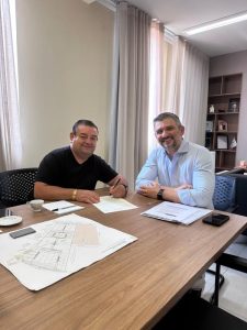 Prefeito assina doação de área para a empresa Auto Peças e Oficina Rondon Ltda