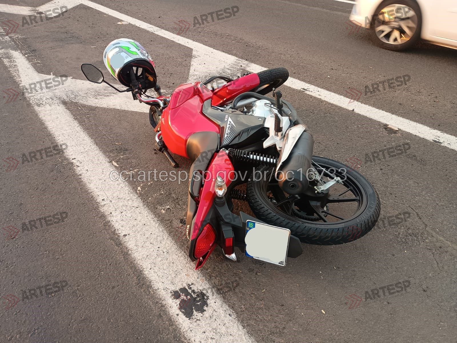 Mulher morre em acidente envolvendo moto e carreta em São Manuel
