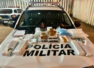 POLÍCIA MILITAR PRENDE DOIS INDIVÍDUOS POR TRÁFICO DE DROGAS E APREENDE GRANDE QUANTIDADE DE ENTORPECENTE
