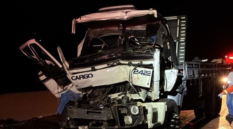 Motorista fica em estado grave após colisão entre caminhões na Rodovia Castelo Branco, em Itatinga