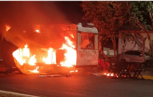 Trailer de lanches pega fogo em frente a universidade e assusta estudantes em Bauru