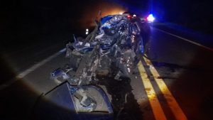 Homem morre após batida entre pick-up e caminhão na SP-191, em Botucatu