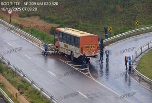 Ônibus de trabalhadores de São Manuel, bate em defensa metálica na Castelinho