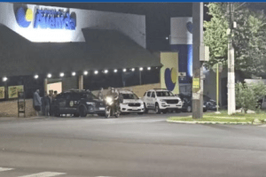 Bandidos armados fazem 20 reféns em assalto a supermercado em Ourinhos