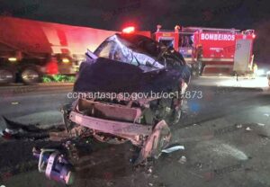 Veículo com 7 pessoas capota na castello; adolescente morre
