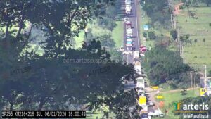 Acidente na SP-255 deixa trânsito interditado e causa longo congestionamento