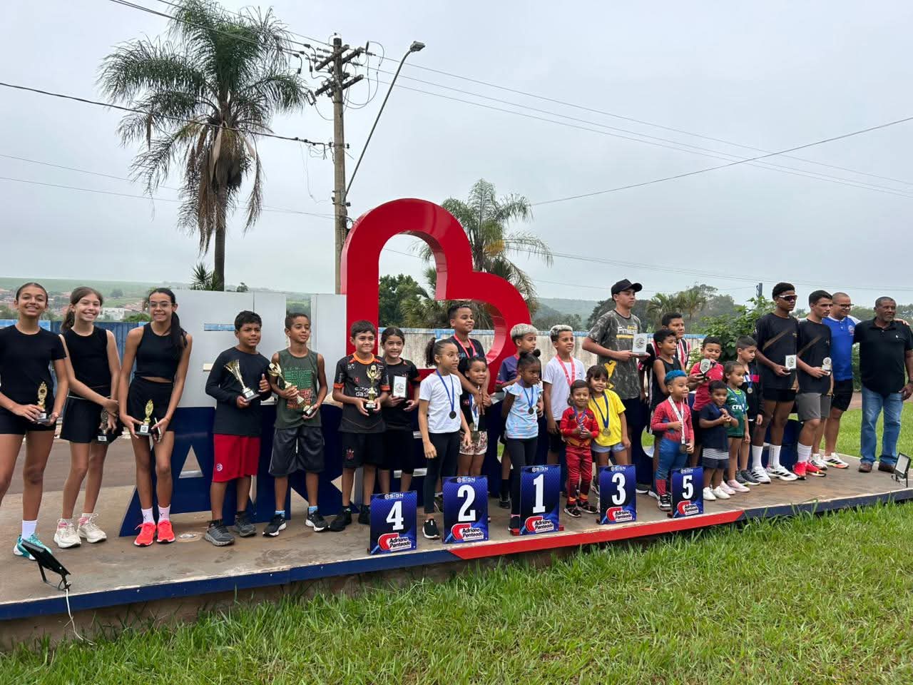 Festival de Atletismo reúne crianças e adolescentes e é sucesso em Areiópolis
