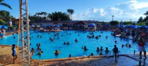 Carnaval do Clube Recreativo São Manuel começa com sucesso e reúne grande público na piscina